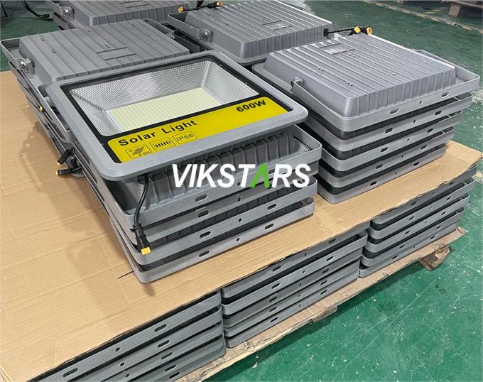 600w 800w Luzes solares de inundação Iluminação de estádio Iluminação exterior Refletores solares de alta potência 13